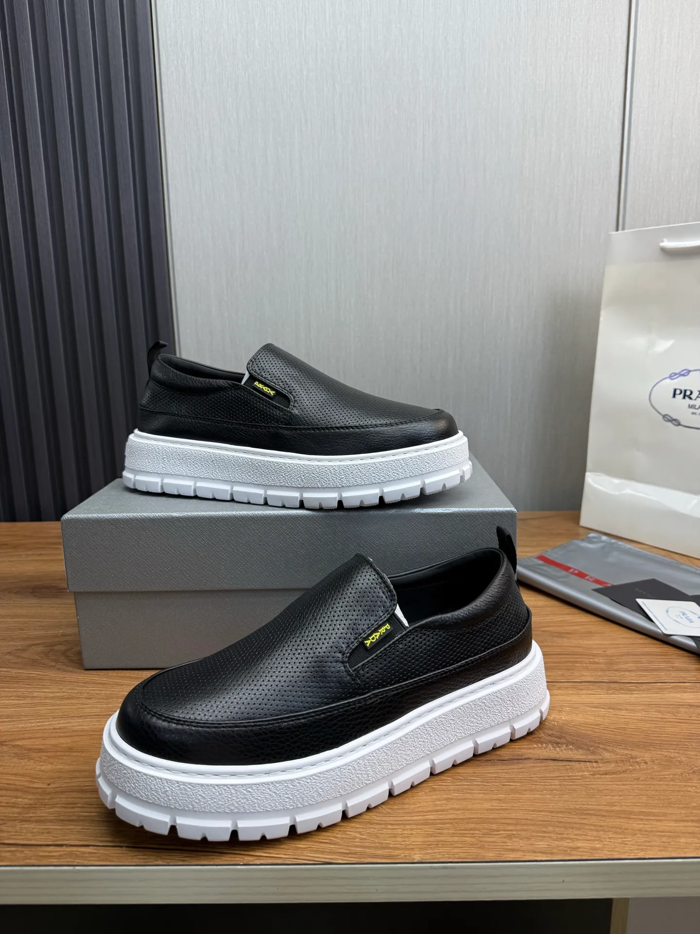 Men's shoes 💰580💰 [PRADA] Men's shoes are popular in the counter, official website is synchronized, 1 high-quality shipment ✔️Imported cowhide punching + cowhide lining, 1🆚1 replica, original sole, 38-45 (45 customized, non-refundable)
